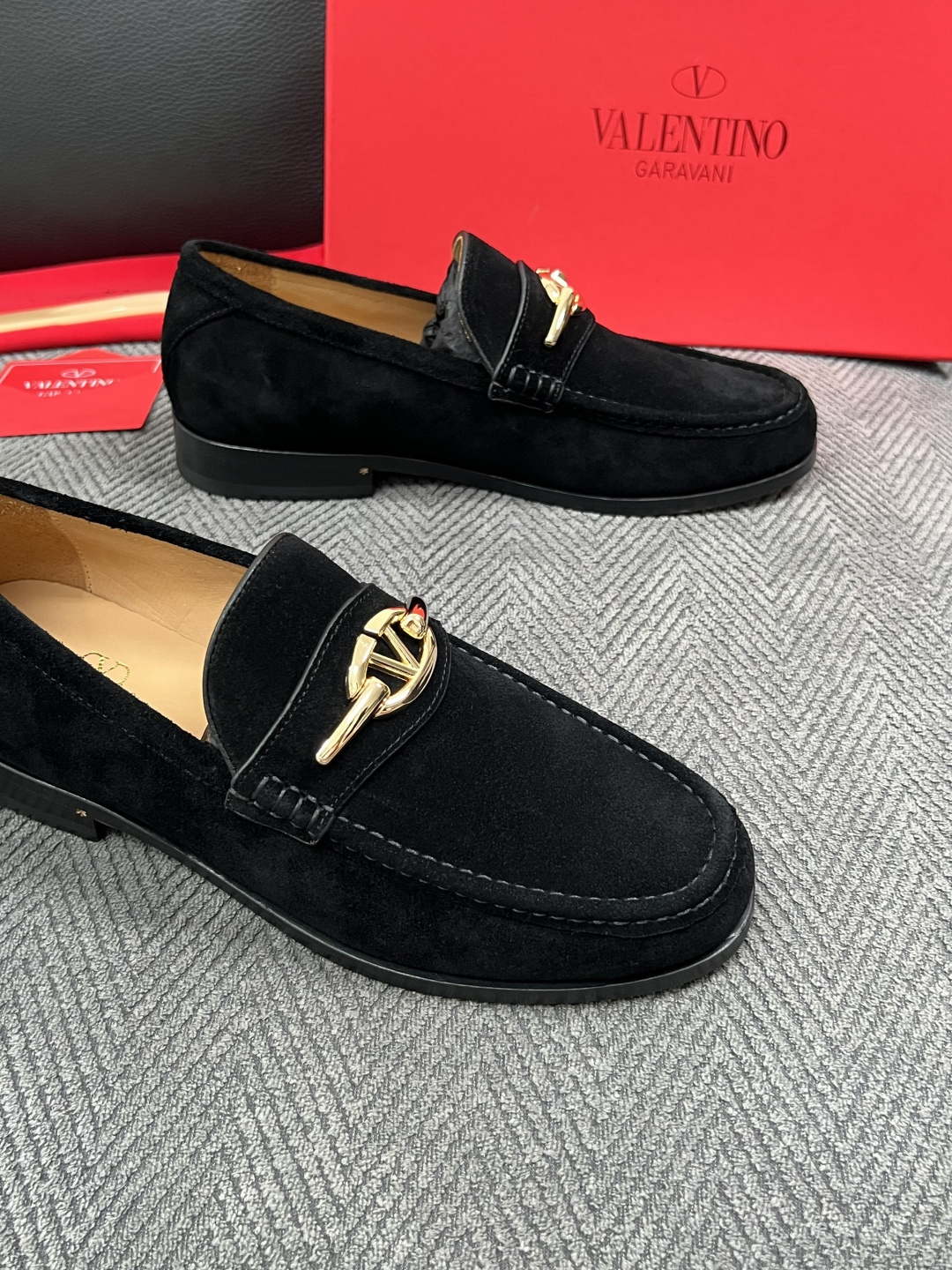 VALENTINO  高品质  顶级工艺品  华伦天奴，皮鞋专柜同步，鞋面意大利进口，高品质复杂工艺品，进口牛皮里垫柔软