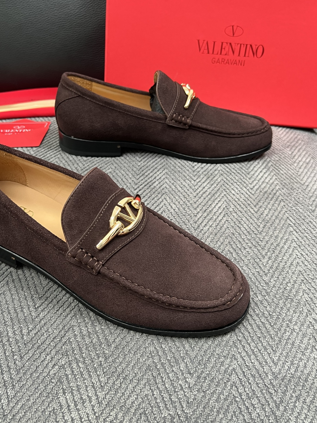 VALENTINO  高品质  顶级工艺品  华伦天奴，皮鞋专柜同步，鞋面意大利进口，高品质复杂工艺品，进口牛皮里垫柔软