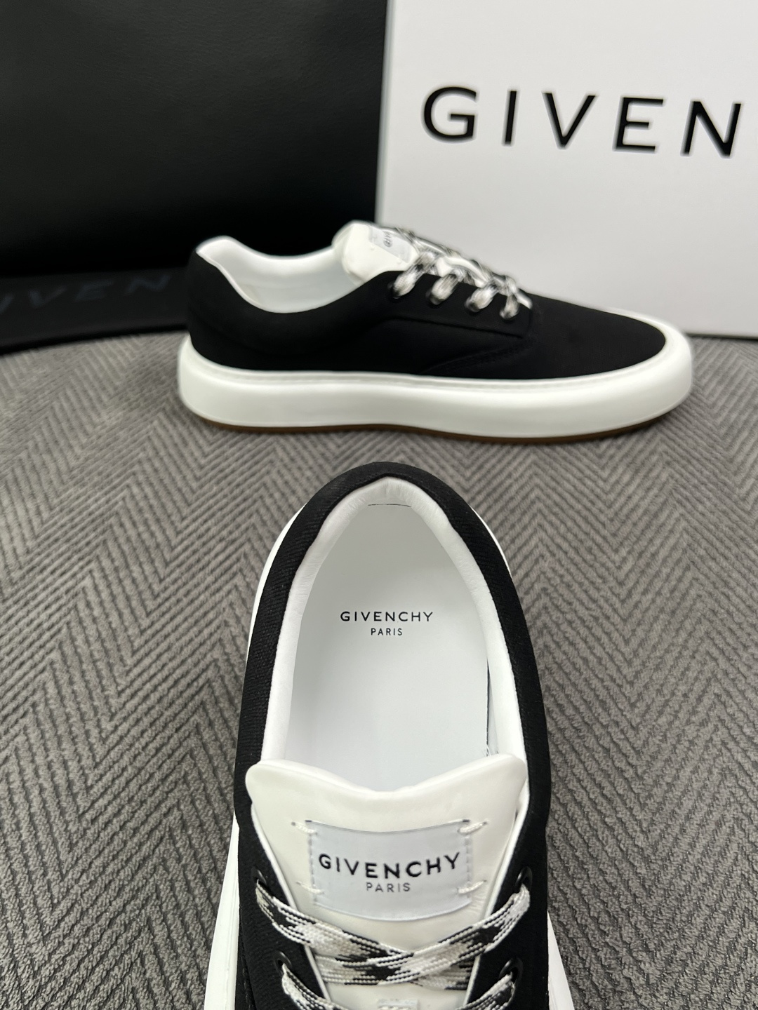 Givenchy 高品质  顶级工艺品  纪梵希  专柜同步原厂配置，意大利进口牛皮搭配面料，全鞋配件私模打造，柔软舒适