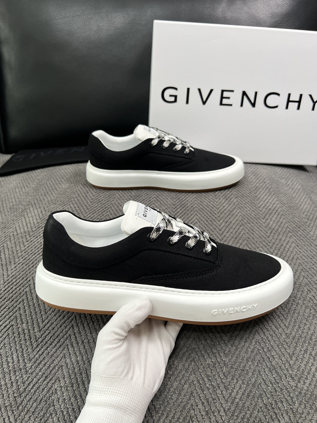 Givenchy 高品质  顶级工艺品  纪梵希  专柜同步原厂配置，意大利进口牛皮搭配面料，全鞋配件私模打造，柔软舒适