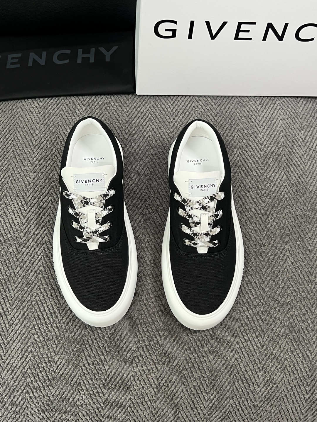 Givenchy 高品质  顶级工艺品  纪梵希  专柜同步原厂配置，意大利进口牛皮搭配面料，全鞋配件私模打造，柔软舒适