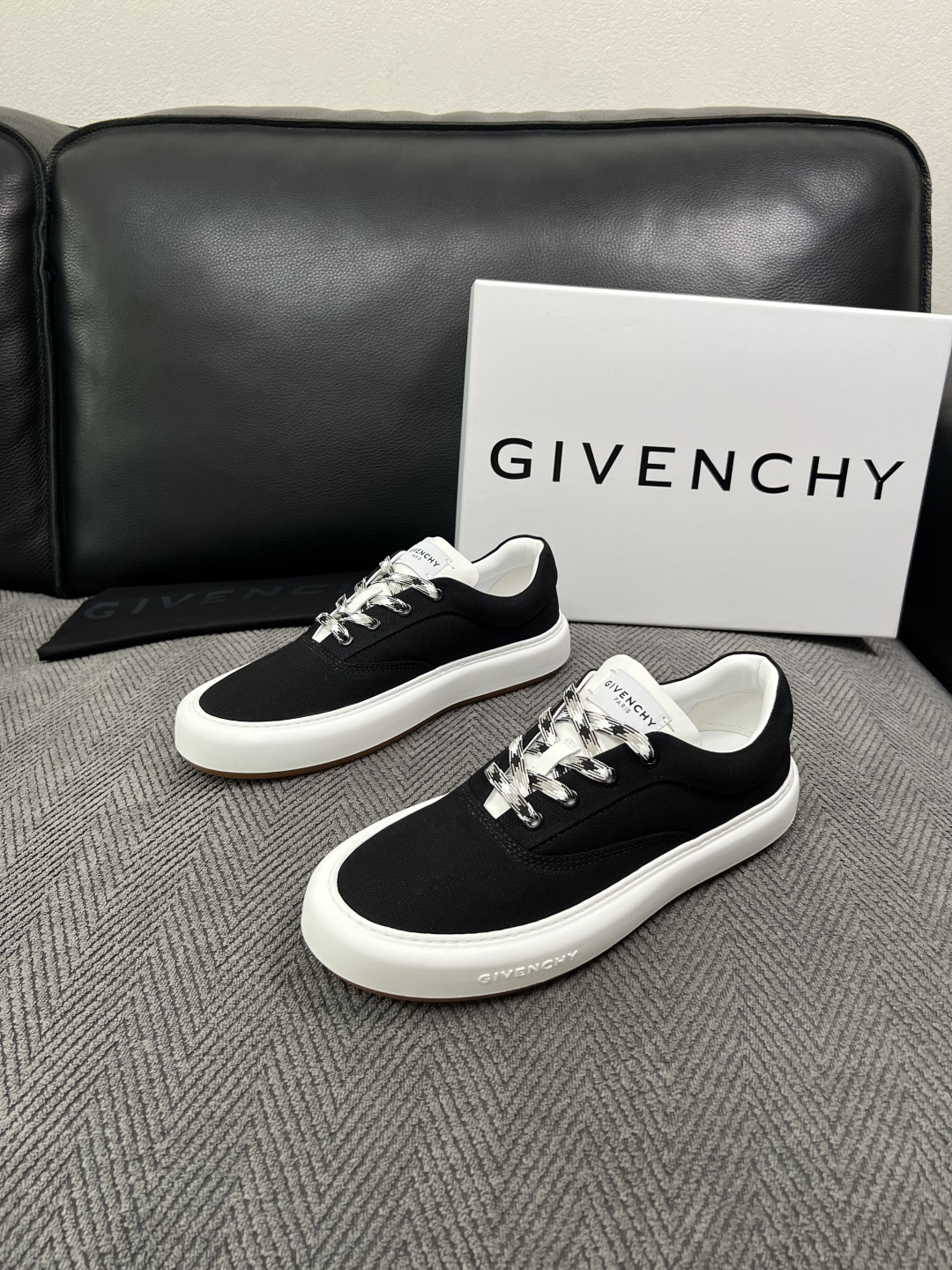 Givenchy 高品质  顶级工艺品  纪梵希  专柜同步原厂配置，意大利进口牛皮搭配面料，全鞋配件私模打造，柔软舒适