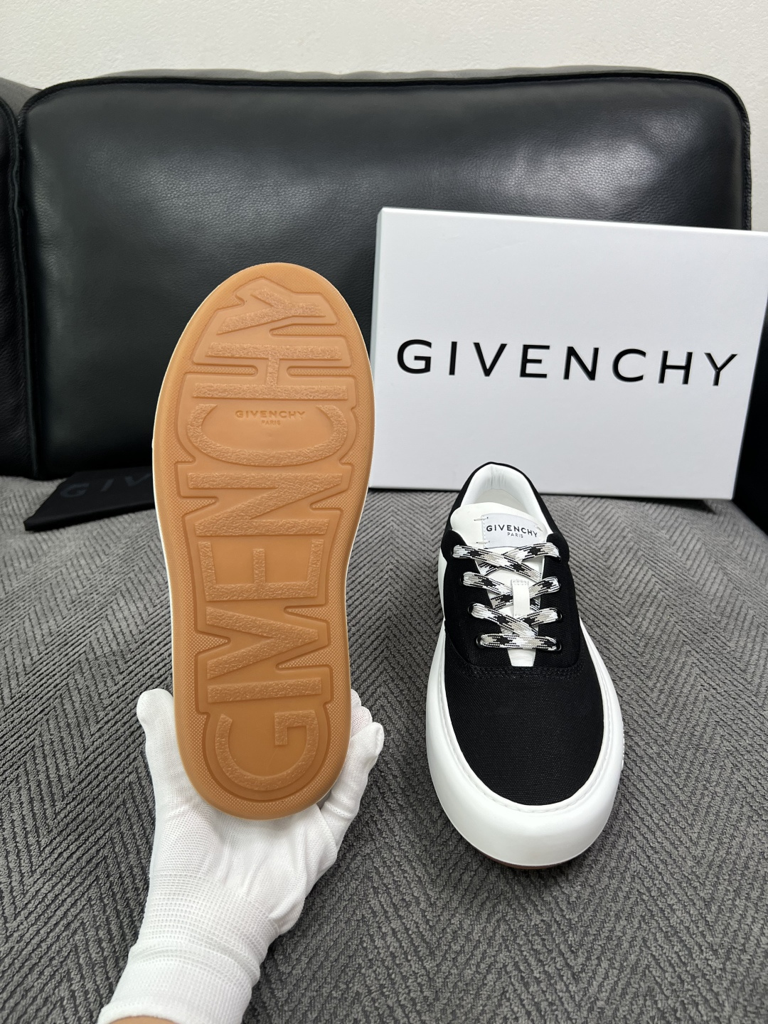 Givenchy 高品质  顶级工艺品  纪梵希  专柜同步原厂配置，意大利进口牛皮搭配面料，全鞋配件私模打造，柔软舒适