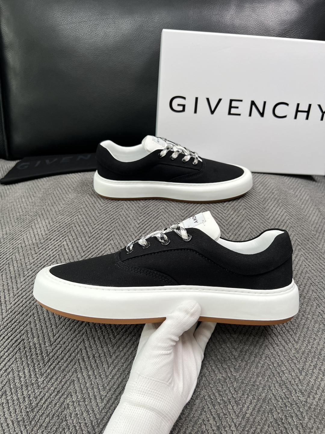 Givenchy 高品质  顶级工艺品  纪梵希  专柜同步原厂配置，意大利进口牛皮搭配面料，全鞋配件私模打造，柔软舒适