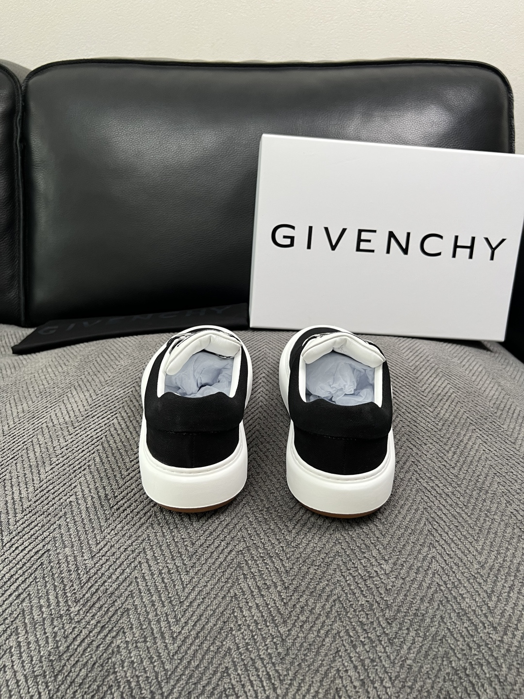Givenchy 高品质  顶级工艺品  纪梵希  专柜同步原厂配置，意大利进口牛皮搭配面料，全鞋配件私模打造，柔软舒适
