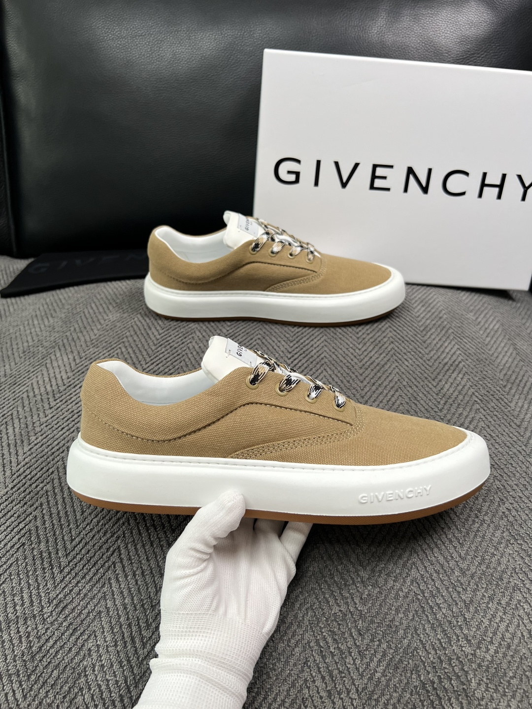 Givenchy 高品质  顶级工艺品  纪梵希  专柜同步原厂配置，意大利进口牛皮搭配面料，全鞋配件私模打造，柔软舒适