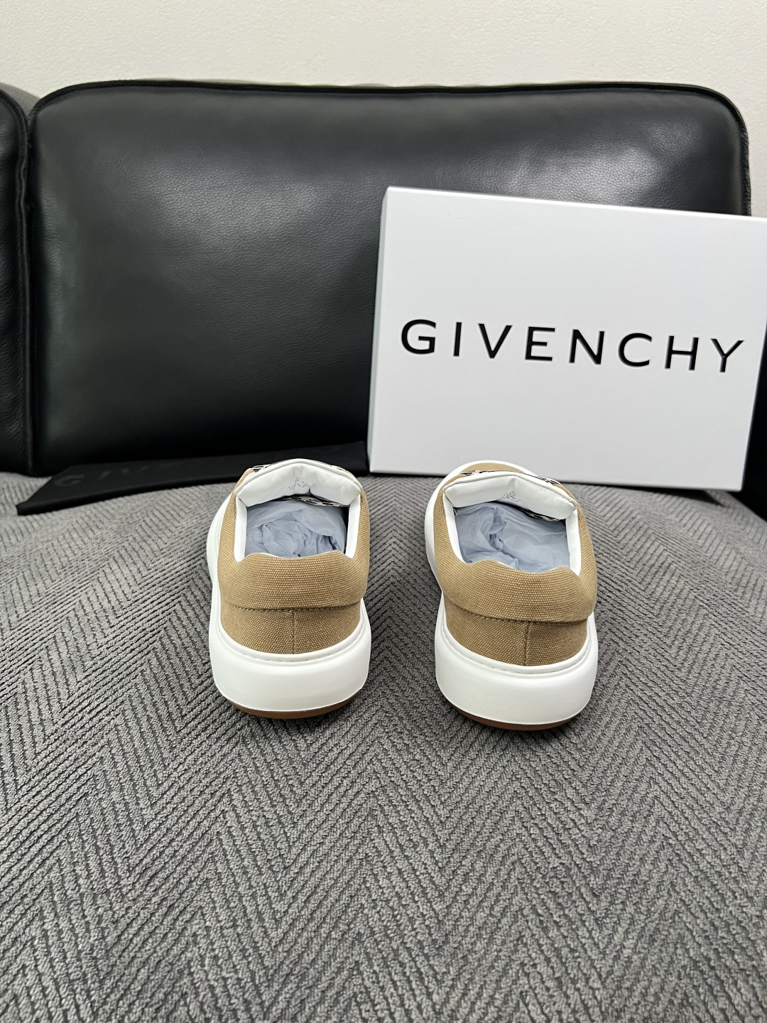 Givenchy 高品质  顶级工艺品  纪梵希  专柜同步原厂配置，意大利进口牛皮搭配面料，全鞋配件私模打造，柔软舒适
