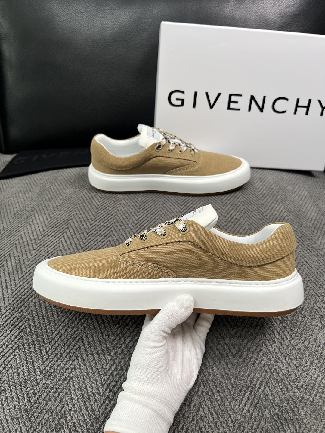 Givenchy 高品质  顶级工艺品  纪梵希  专柜同步原厂配置，意大利进口牛皮搭配面料，全鞋配件私模打造，柔软舒适