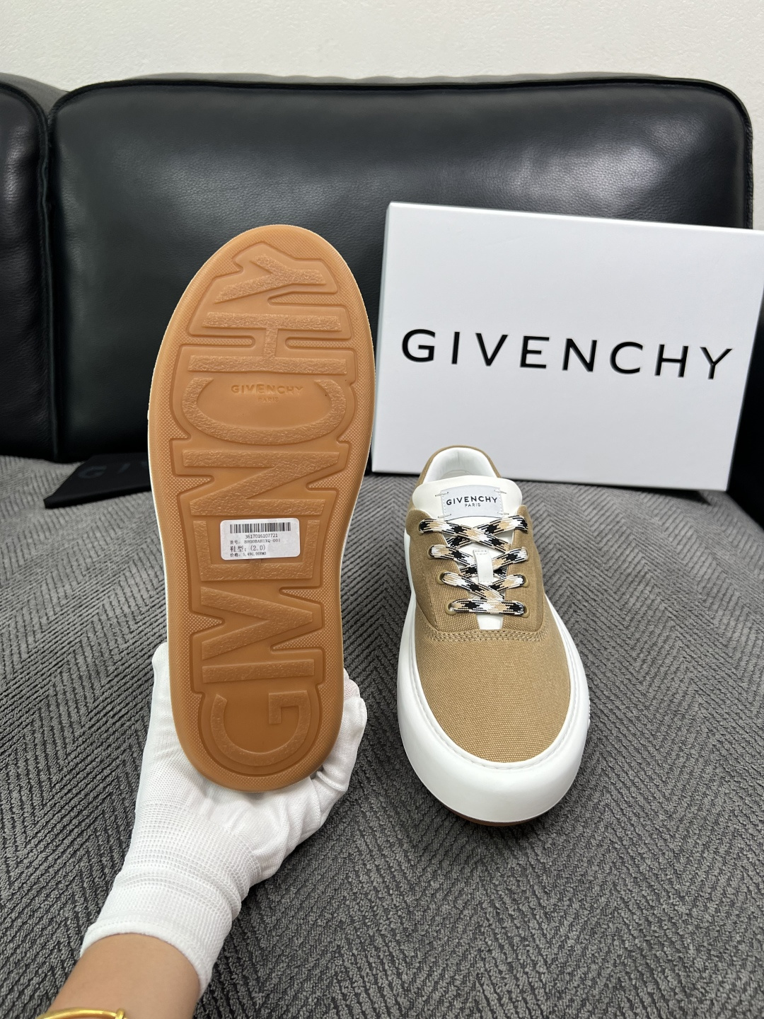 Givenchy 高品质  顶级工艺品  纪梵希  专柜同步原厂配置，意大利进口牛皮搭配面料，全鞋配件私模打造，柔软舒适