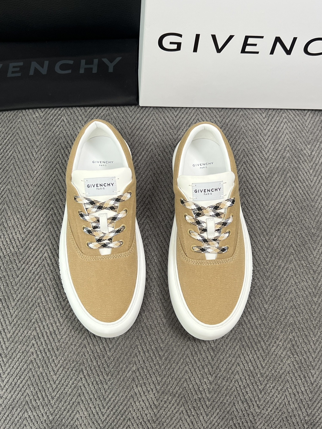 Givenchy 高品质  顶级工艺品  纪梵希  专柜同步原厂配置，意大利进口牛皮搭配面料，全鞋配件私模打造，柔软舒适