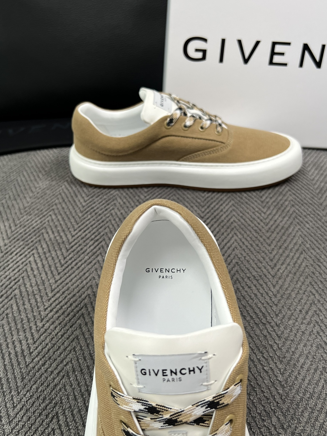 Givenchy 高品质  顶级工艺品  纪梵希  专柜同步原厂配置，意大利进口牛皮搭配面料，全鞋配件私模打造，柔软舒适