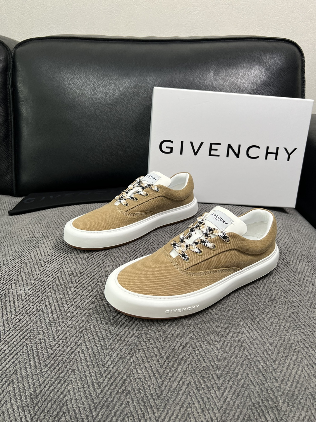 Givenchy 高品质  顶级工艺品  纪梵希  专柜同步原厂配置，意大利进口牛皮搭配面料，全鞋配件私模打造，柔软舒适