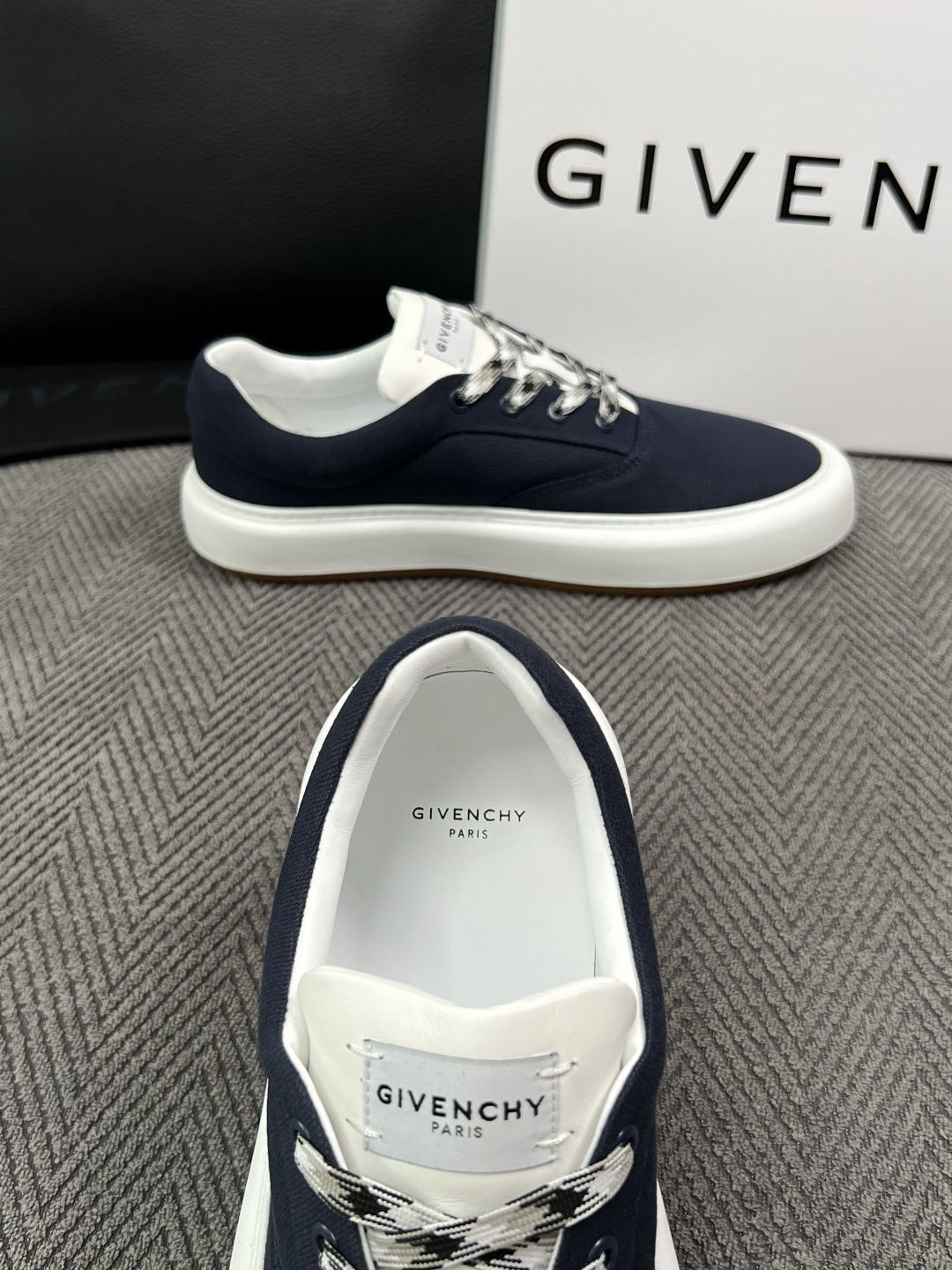 Givenchy 高品质  顶级工艺品  纪梵希  专柜同步原厂配置，意大利进口牛皮搭配面料，全鞋配件私模打造，柔软舒适