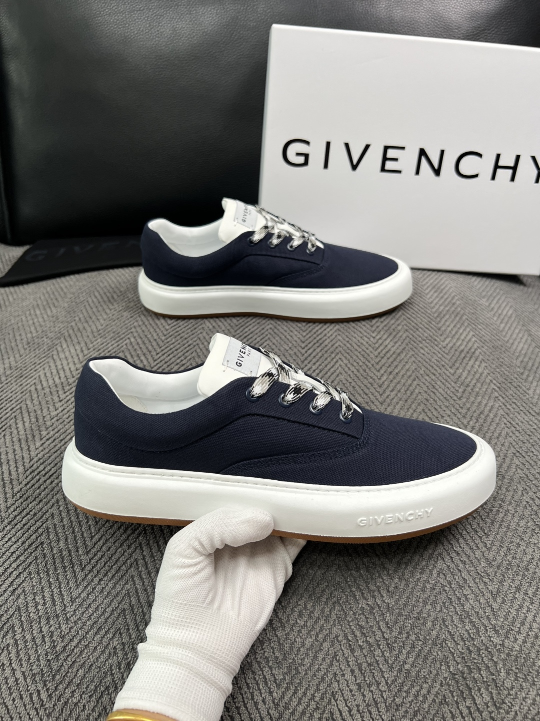 Givenchy 高品质  顶级工艺品  纪梵希  专柜同步原厂配置，意大利进口牛皮搭配面料，全鞋配件私模打造，柔软舒适