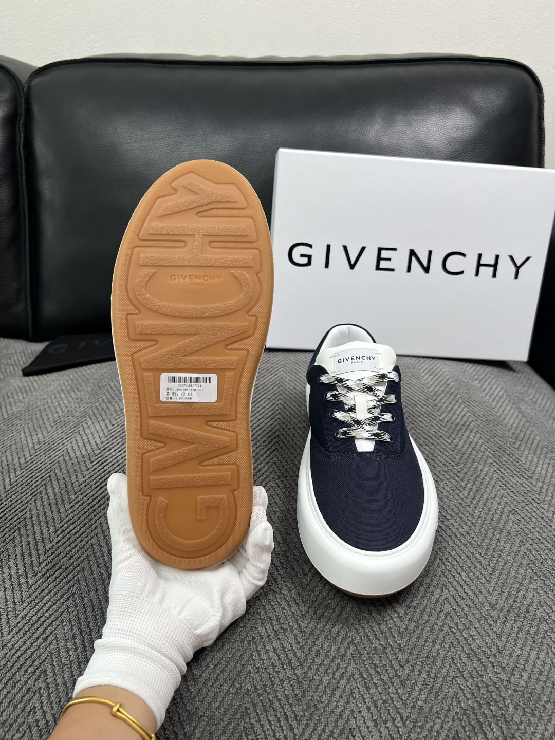 Givenchy 高品质  顶级工艺品  纪梵希  专柜同步原厂配置，意大利进口牛皮搭配面料，全鞋配件私模打造，柔软舒适