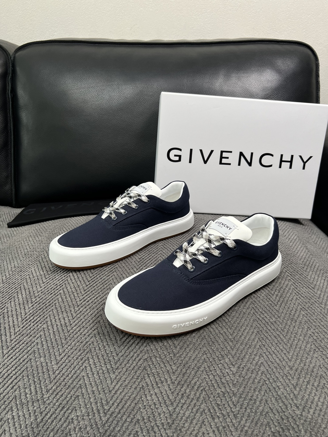 Givenchy 高品质  顶级工艺品  纪梵希  专柜同步原厂配置，意大利进口牛皮搭配面料，全鞋配件私模打造，柔软舒适