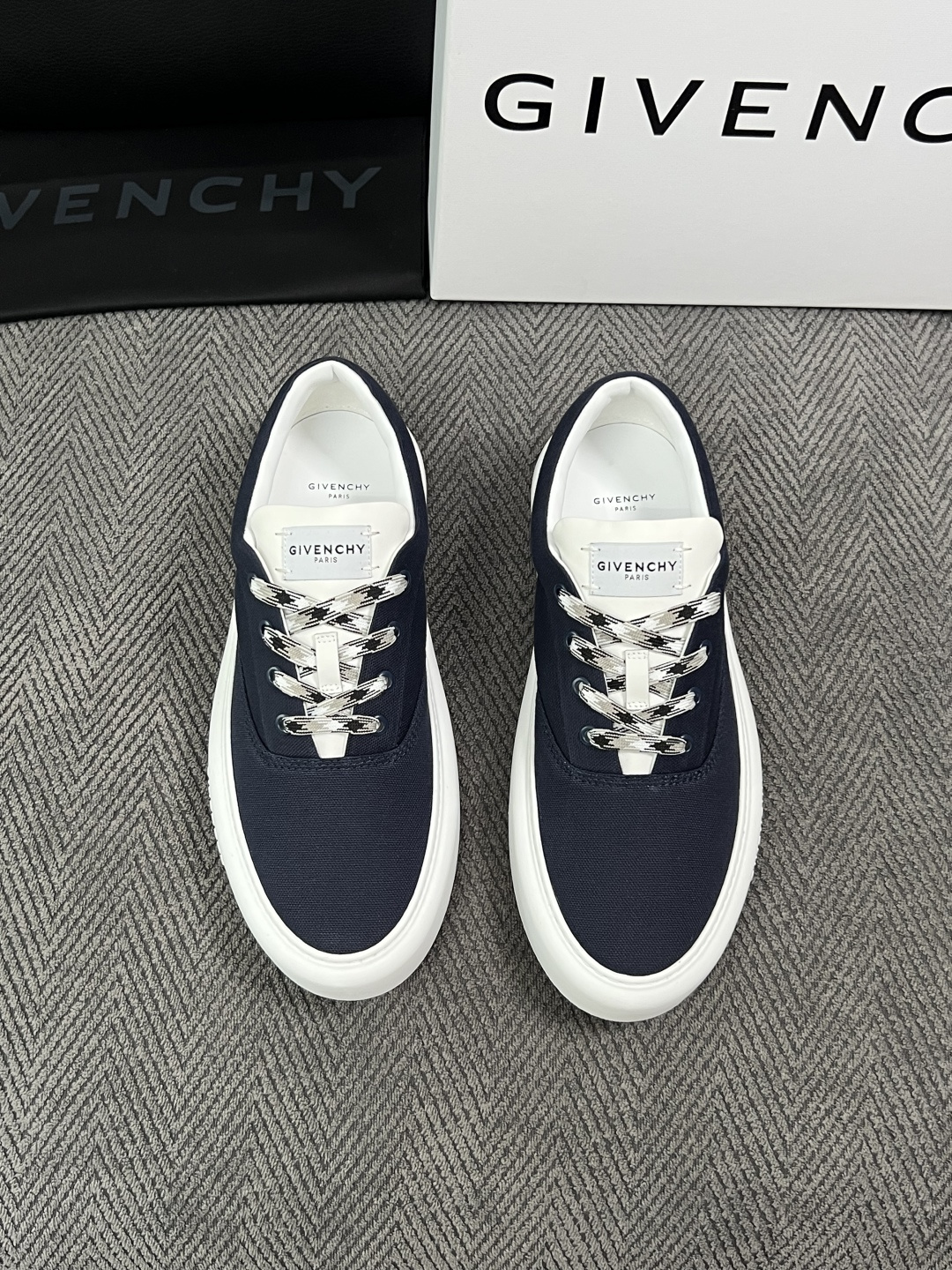 Givenchy 高品质  顶级工艺品  纪梵希  专柜同步原厂配置，意大利进口牛皮搭配面料，全鞋配件私模打造，柔软舒适