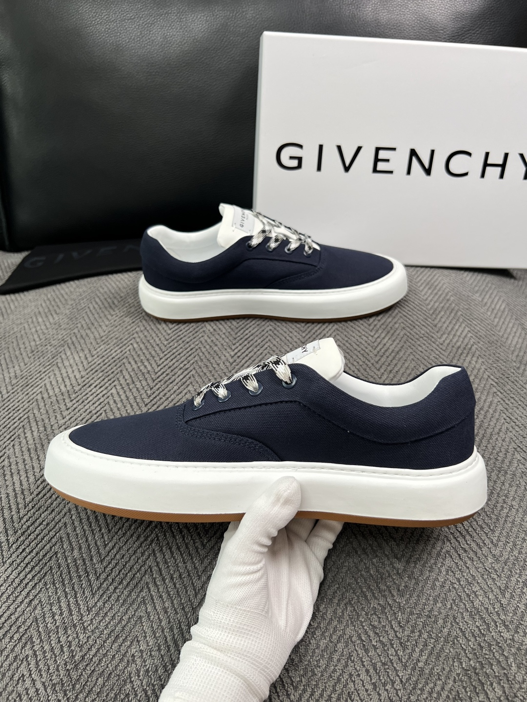 Givenchy 高品质  顶级工艺品  纪梵希  专柜同步原厂配置，意大利进口牛皮搭配面料，全鞋配件私模打造，柔软舒适
