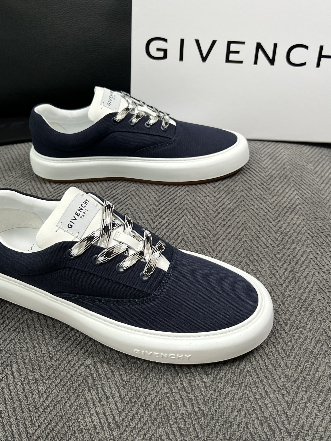 Givenchy 高品质  顶级工艺品  纪梵希  专柜同步原厂配置，意大利进口牛皮搭配面料，全鞋配件私模打造，柔软舒适