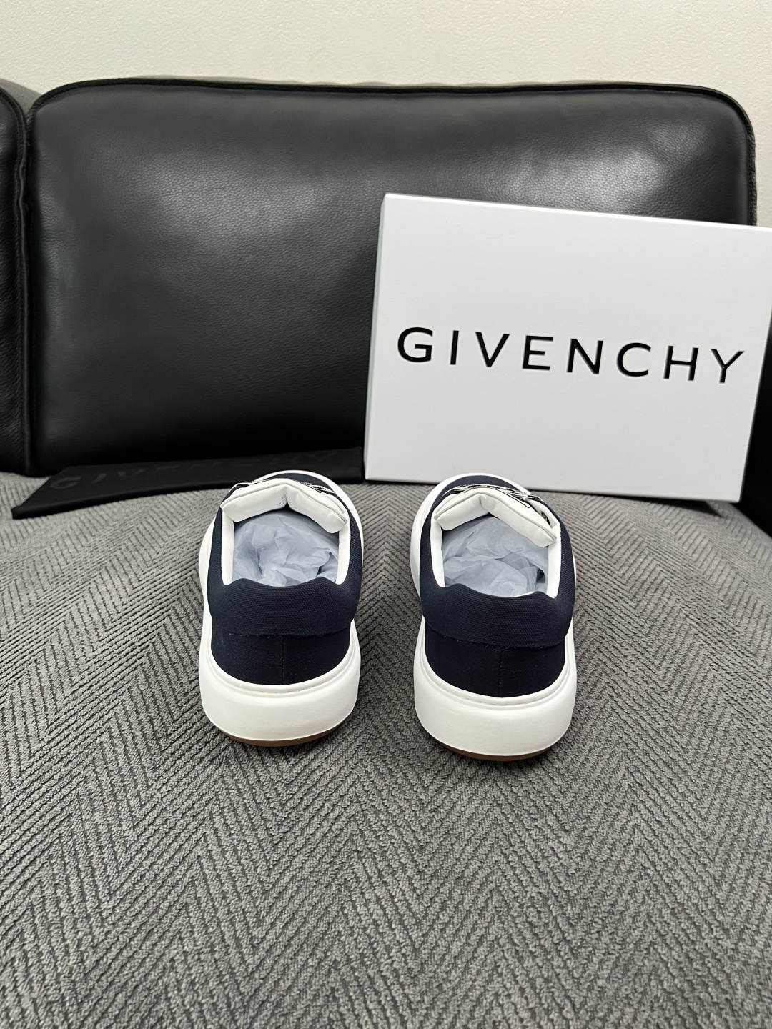 Givenchy 高品质  顶级工艺品  纪梵希  专柜同步原厂配置，意大利进口牛皮搭配面料，全鞋配件私模打造，柔软舒适