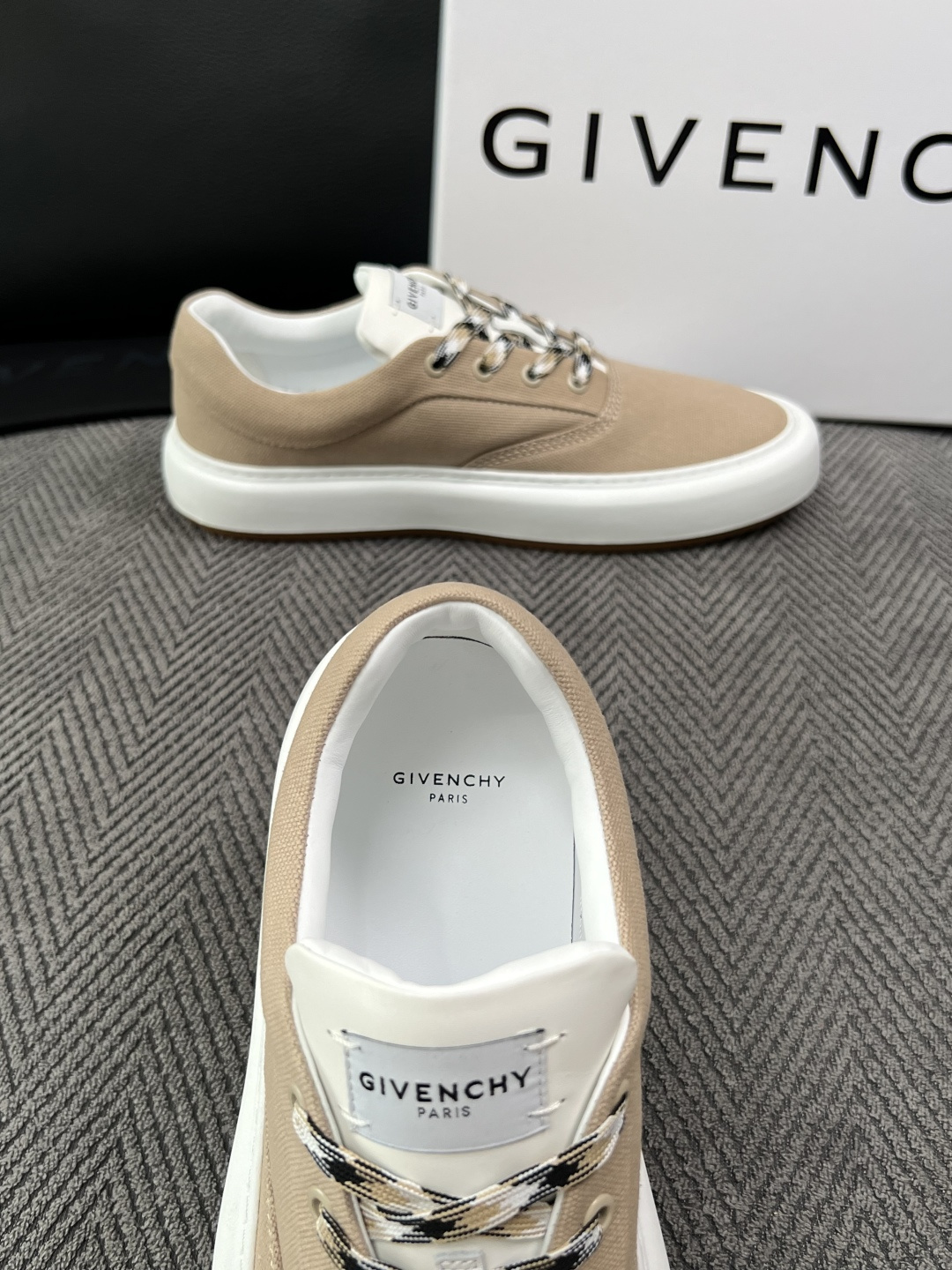 Givenchy 高品质  顶级工艺品  纪梵希  专柜同步原厂配置，意大利进口牛皮搭配面料，全鞋配件私模打造，柔软舒适