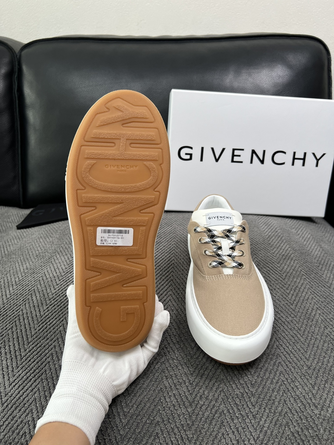 Givenchy 高品质  顶级工艺品  纪梵希  专柜同步原厂配置，意大利进口牛皮搭配面料，全鞋配件私模打造，柔软舒适