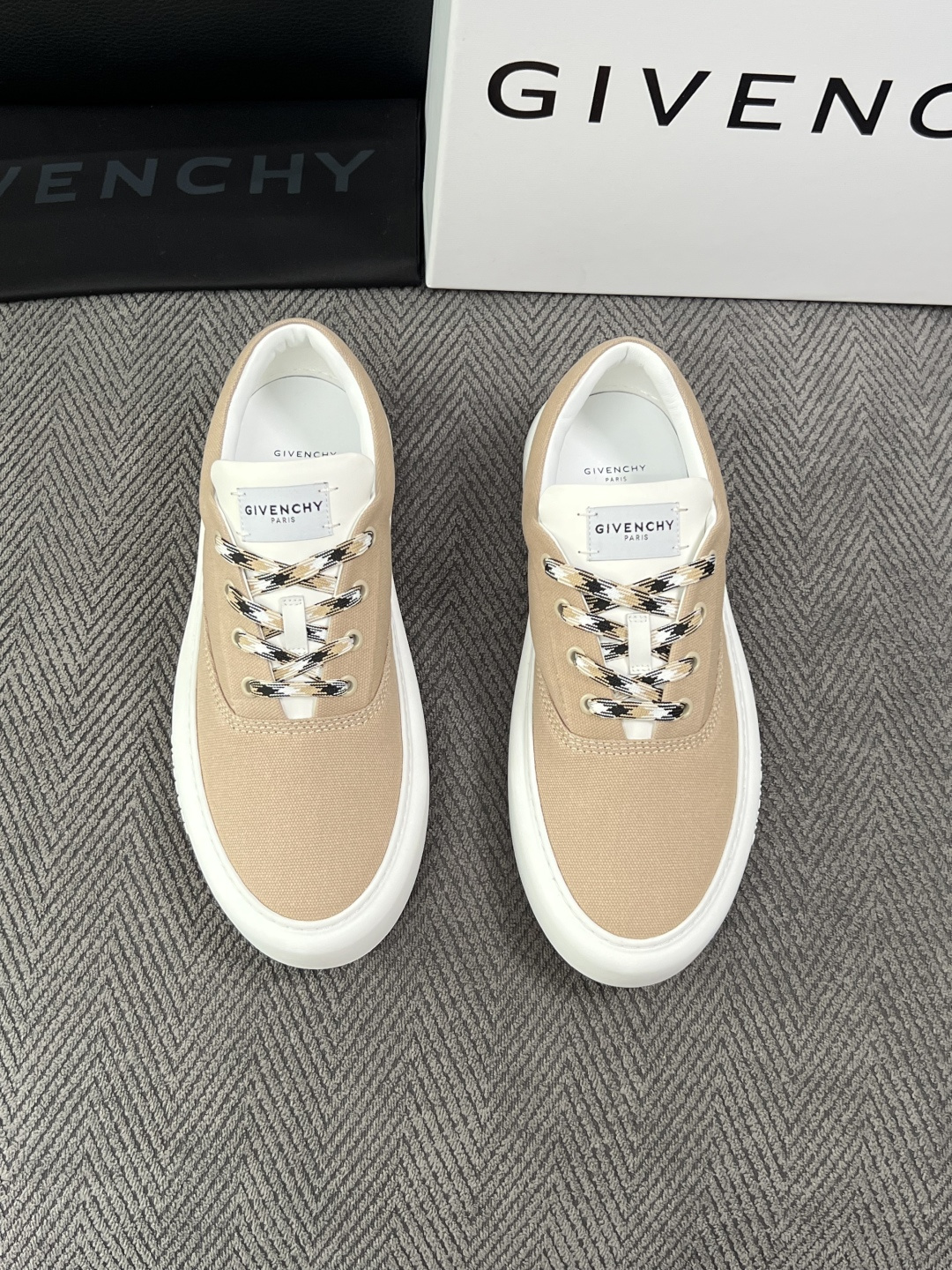 Givenchy 高品质  顶级工艺品  纪梵希  专柜同步原厂配置，意大利进口牛皮搭配面料，全鞋配件私模打造，柔软舒适