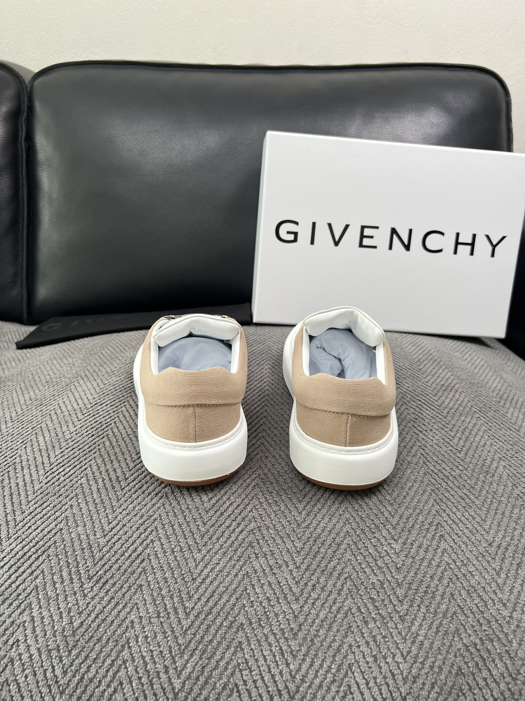 Givenchy 高品质  顶级工艺品  纪梵希  专柜同步原厂配置，意大利进口牛皮搭配面料，全鞋配件私模打造，柔软舒适