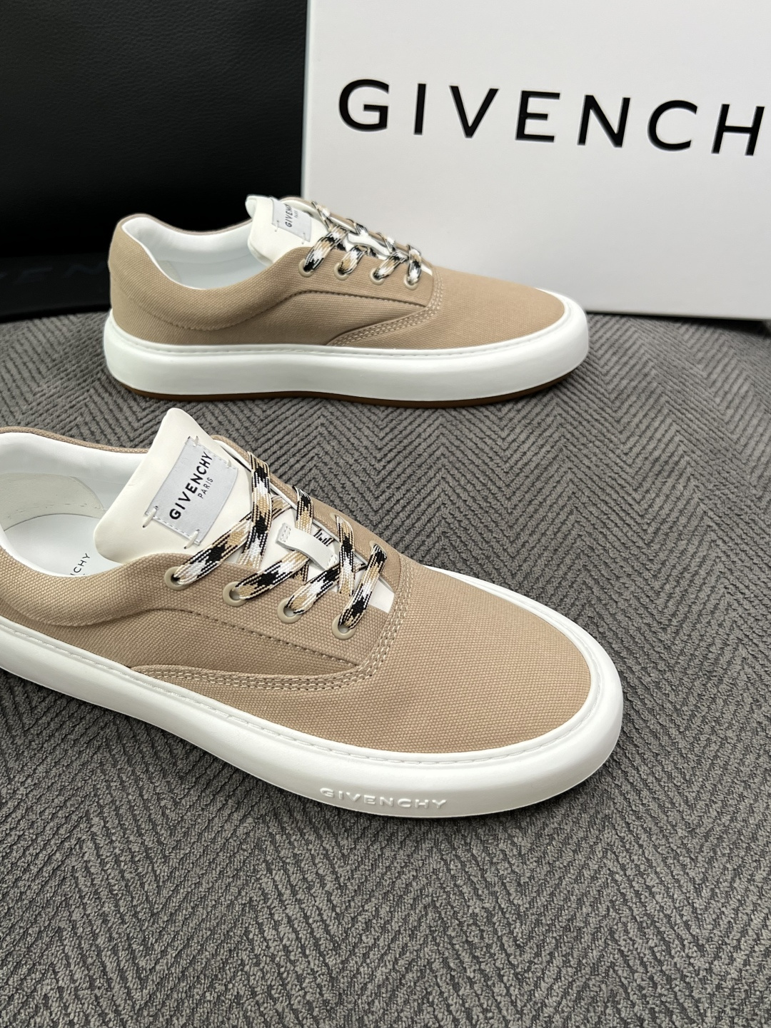 Givenchy 高品质  顶级工艺品  纪梵希  专柜同步原厂配置，意大利进口牛皮搭配面料，全鞋配件私模打造，柔软舒适