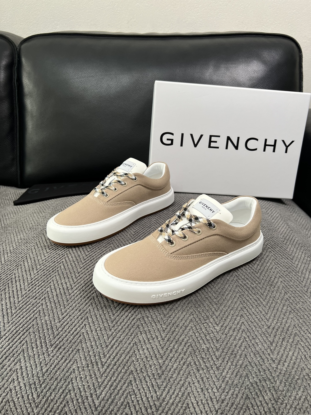 Givenchy 高品质  顶级工艺品  纪梵希  专柜同步原厂配置，意大利进口牛皮搭配面料，全鞋配件私模打造，柔软舒适