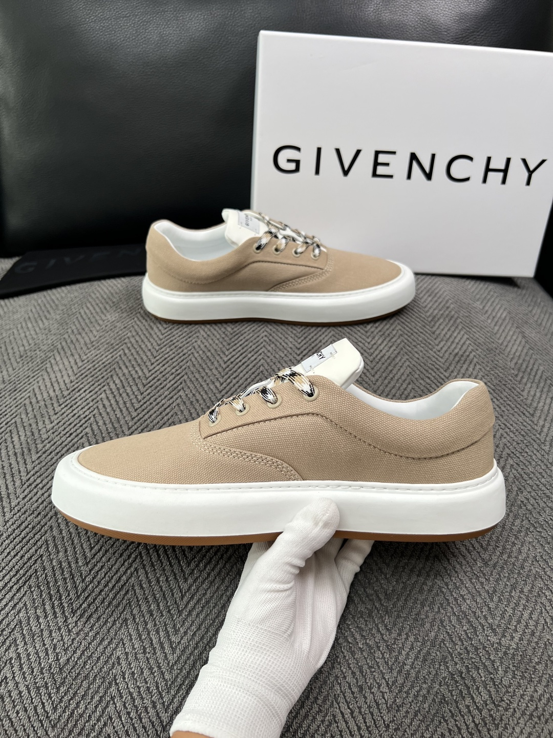 Givenchy 高品质  顶级工艺品  纪梵希  专柜同步原厂配置，意大利进口牛皮搭配面料，全鞋配件私模打造，柔软舒适