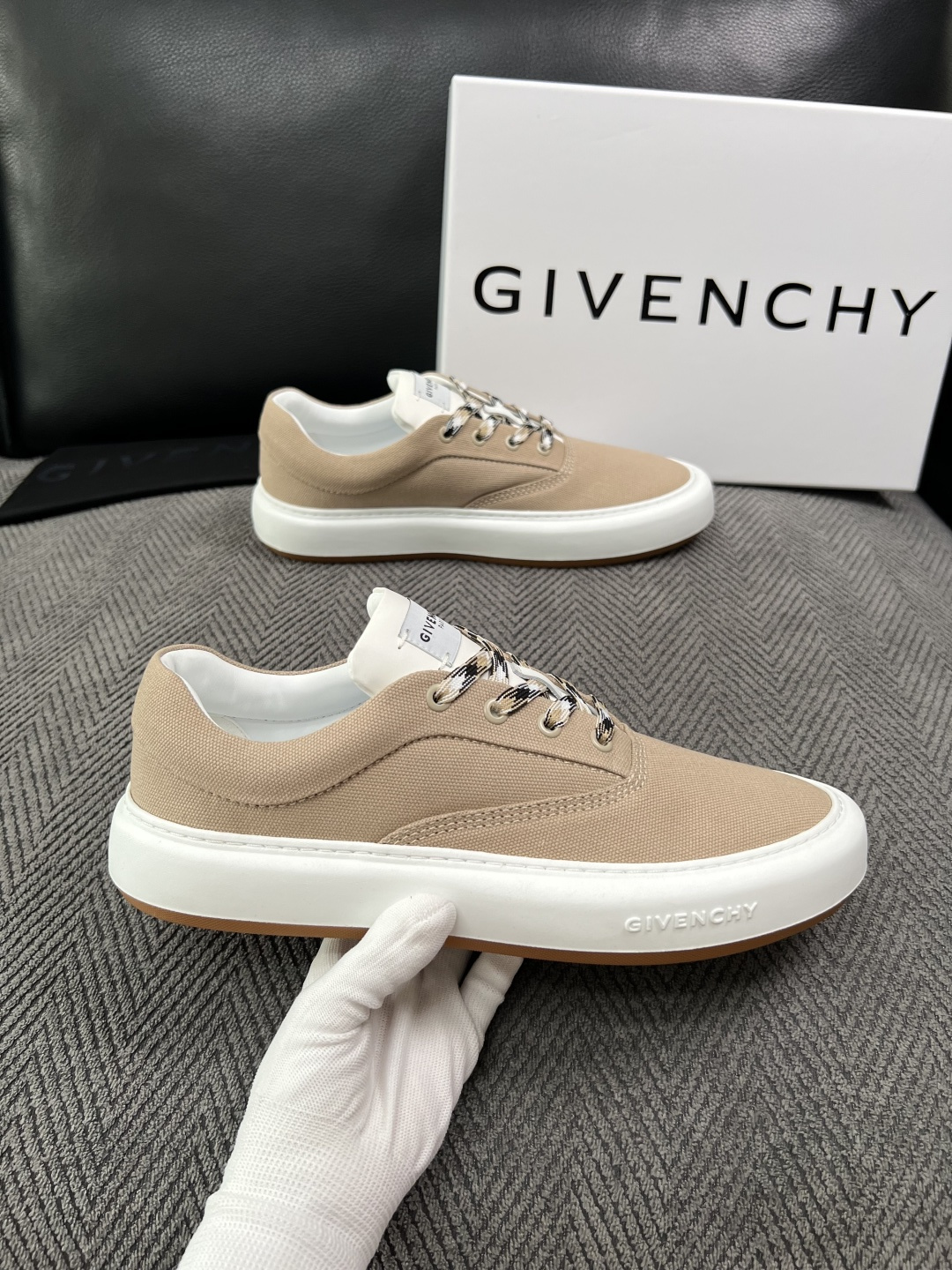 Givenchy 高品质  顶级工艺品  纪梵希  专柜同步原厂配置，意大利进口牛皮搭配面料，全鞋配件私模打造，柔软舒适