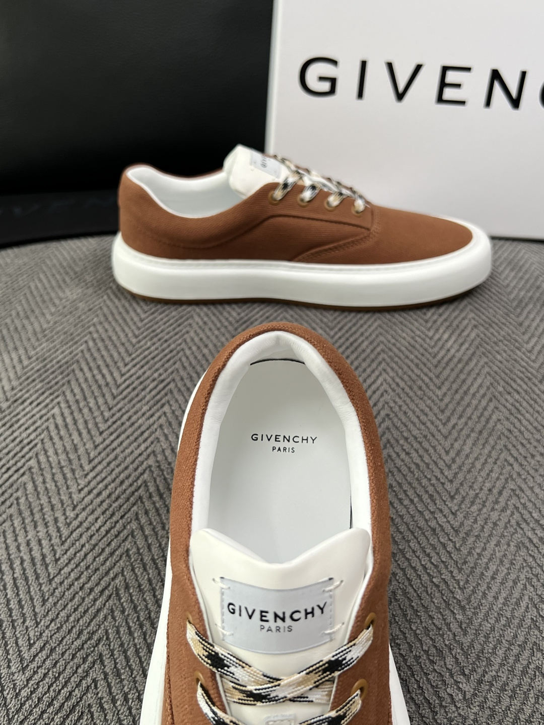 Givenchy 高品质  顶级工艺品  纪梵希  专柜同步原厂配置，意大利进口牛皮搭配面料，全鞋配件私模打造，柔软舒适