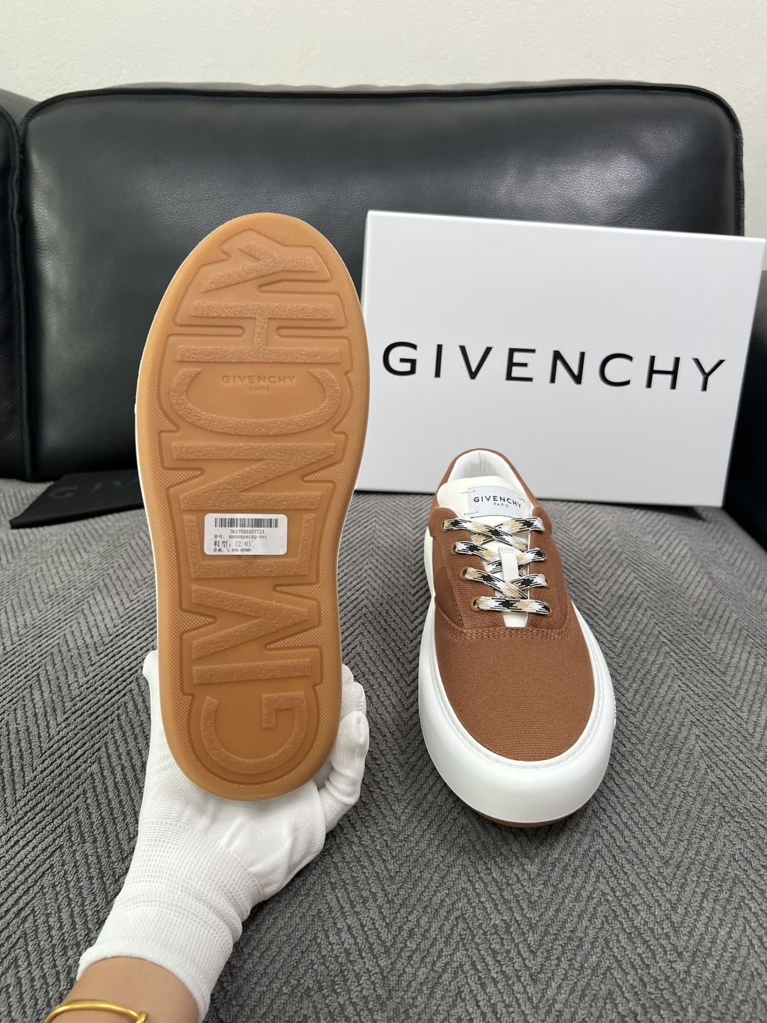 Givenchy 高品质  顶级工艺品  纪梵希  专柜同步原厂配置，意大利进口牛皮搭配面料，全鞋配件私模打造，柔软舒适