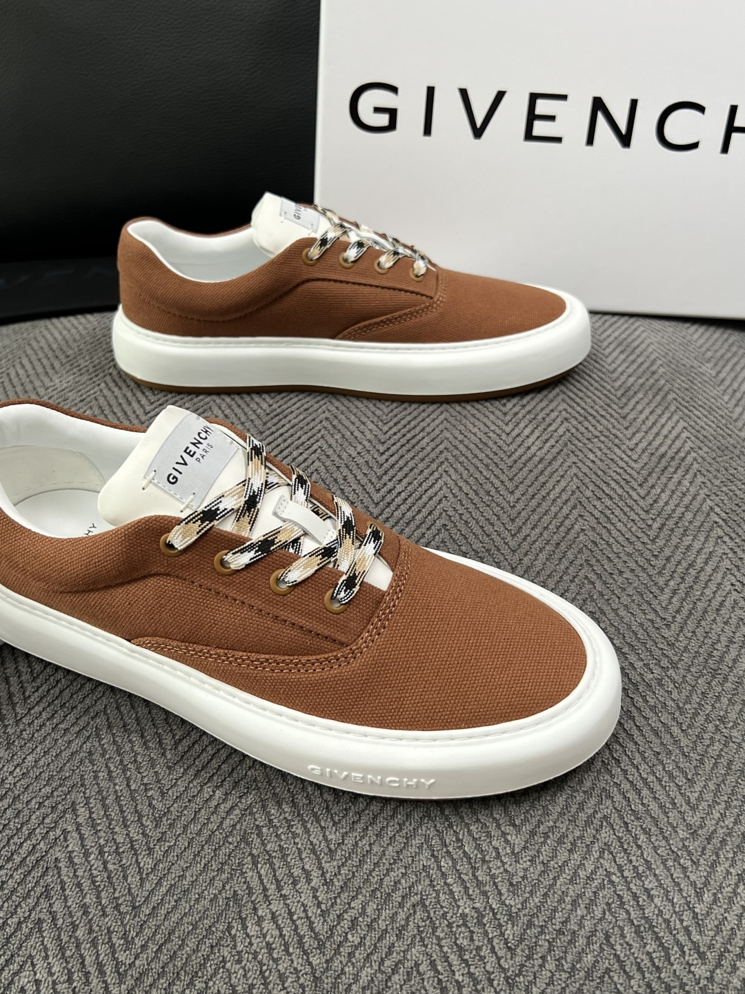 Givenchy 高品质  顶级工艺品  纪梵希  专柜同步原厂配置，意大利进口牛皮搭配面料，全鞋配件私模打造，柔软舒适