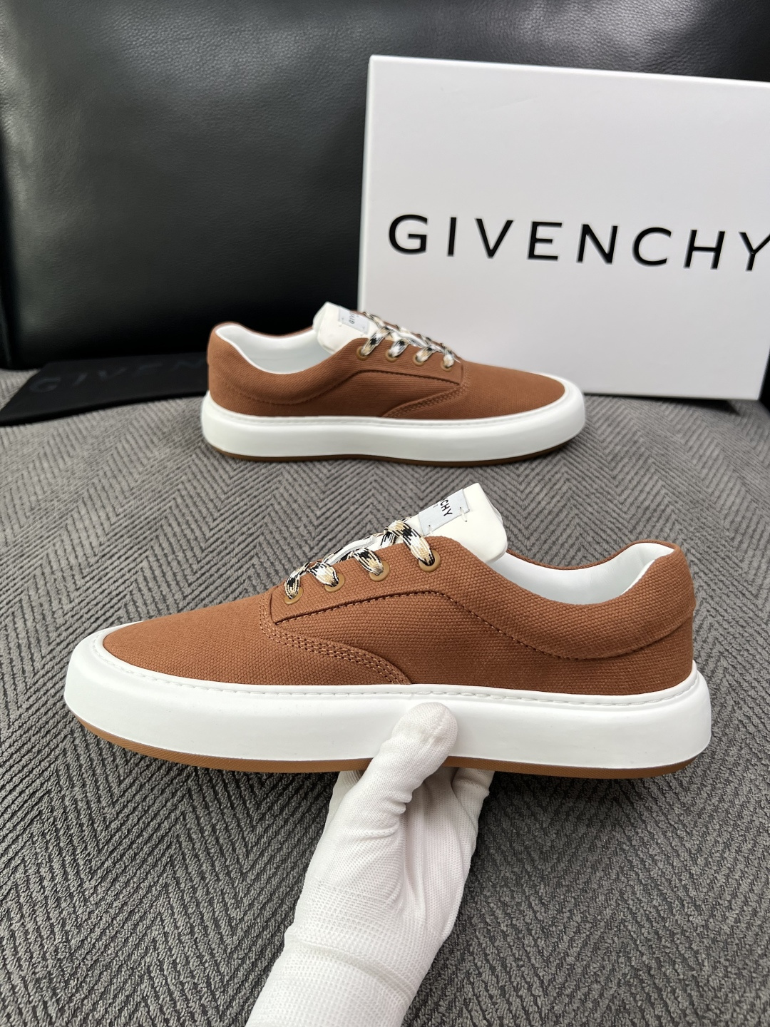 Givenchy 高品质  顶级工艺品  纪梵希  专柜同步原厂配置，意大利进口牛皮搭配面料，全鞋配件私模打造，柔软舒适