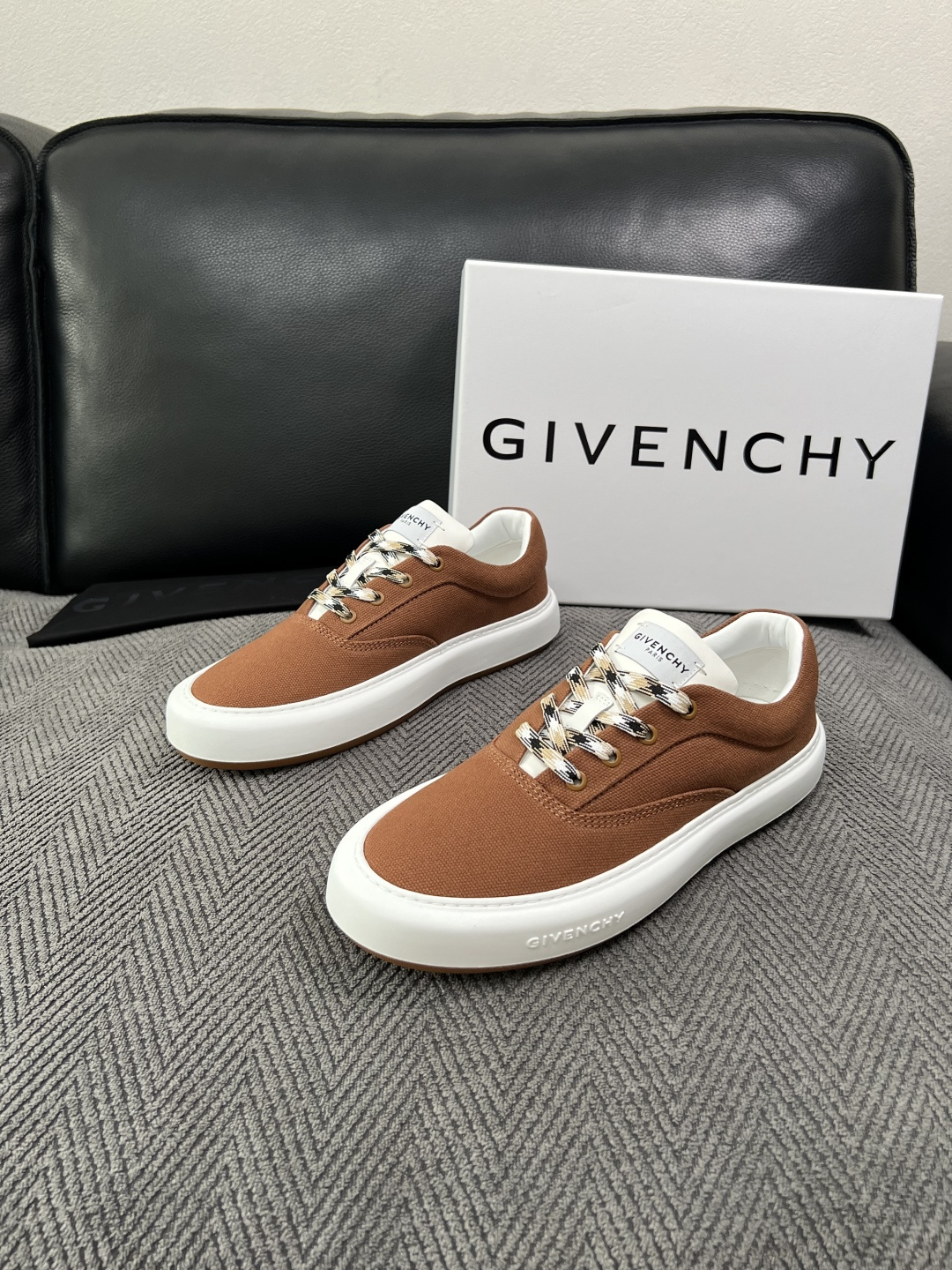 Givenchy 高品质  顶级工艺品  纪梵希  专柜同步原厂配置，意大利进口牛皮搭配面料，全鞋配件私模打造，柔软舒适