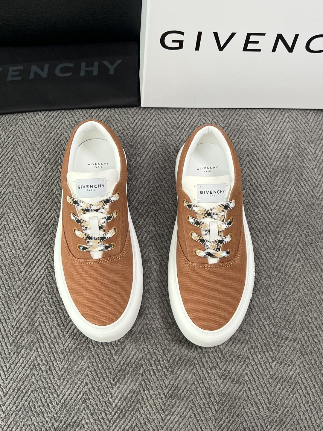 Givenchy 高品质  顶级工艺品  纪梵希  专柜同步原厂配置，意大利进口牛皮搭配面料，全鞋配件私模打造，柔软舒适