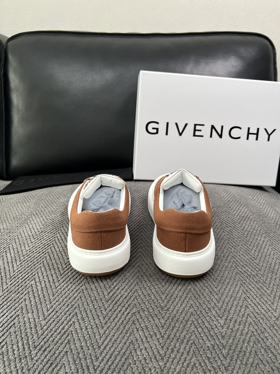 Givenchy 高品质  顶级工艺品  纪梵希  专柜同步原厂配置，意大利进口牛皮搭配面料，全鞋配件私模打造，柔软舒适