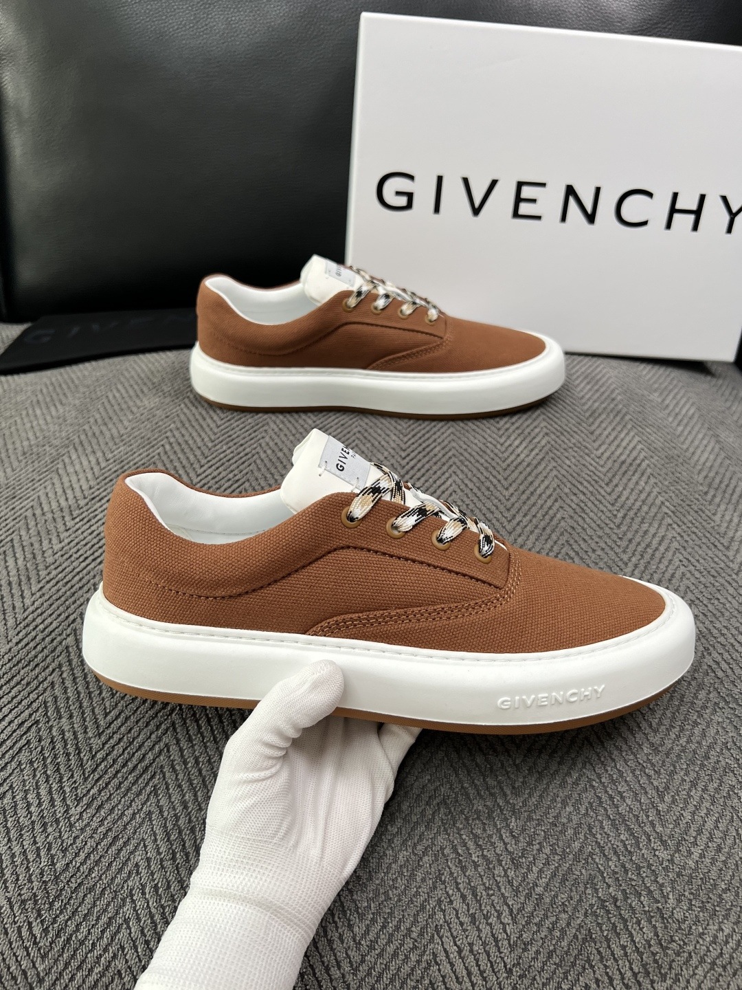 Givenchy 高品质  顶级工艺品  纪梵希  专柜同步原厂配置，意大利进口牛皮搭配面料，全鞋配件私模打造，柔软舒适