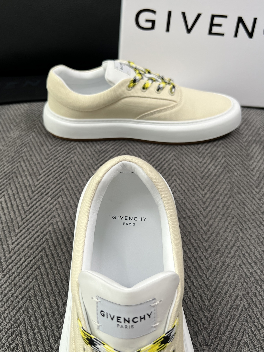 Givenchy 高品质  顶级工艺品  纪梵希  专柜同步原厂配置，意大利进口牛皮搭配面料，全鞋配件私模打造，柔软舒适