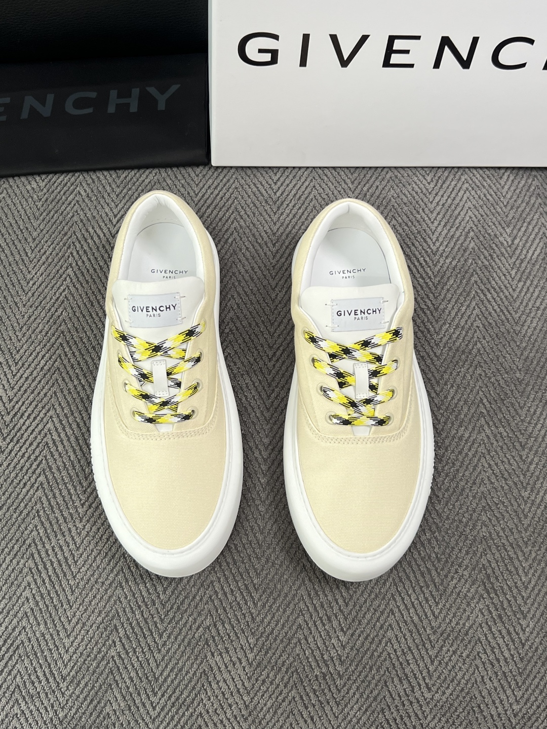 Givenchy 高品质  顶级工艺品  纪梵希  专柜同步原厂配置，意大利进口牛皮搭配面料，全鞋配件私模打造，柔软舒适