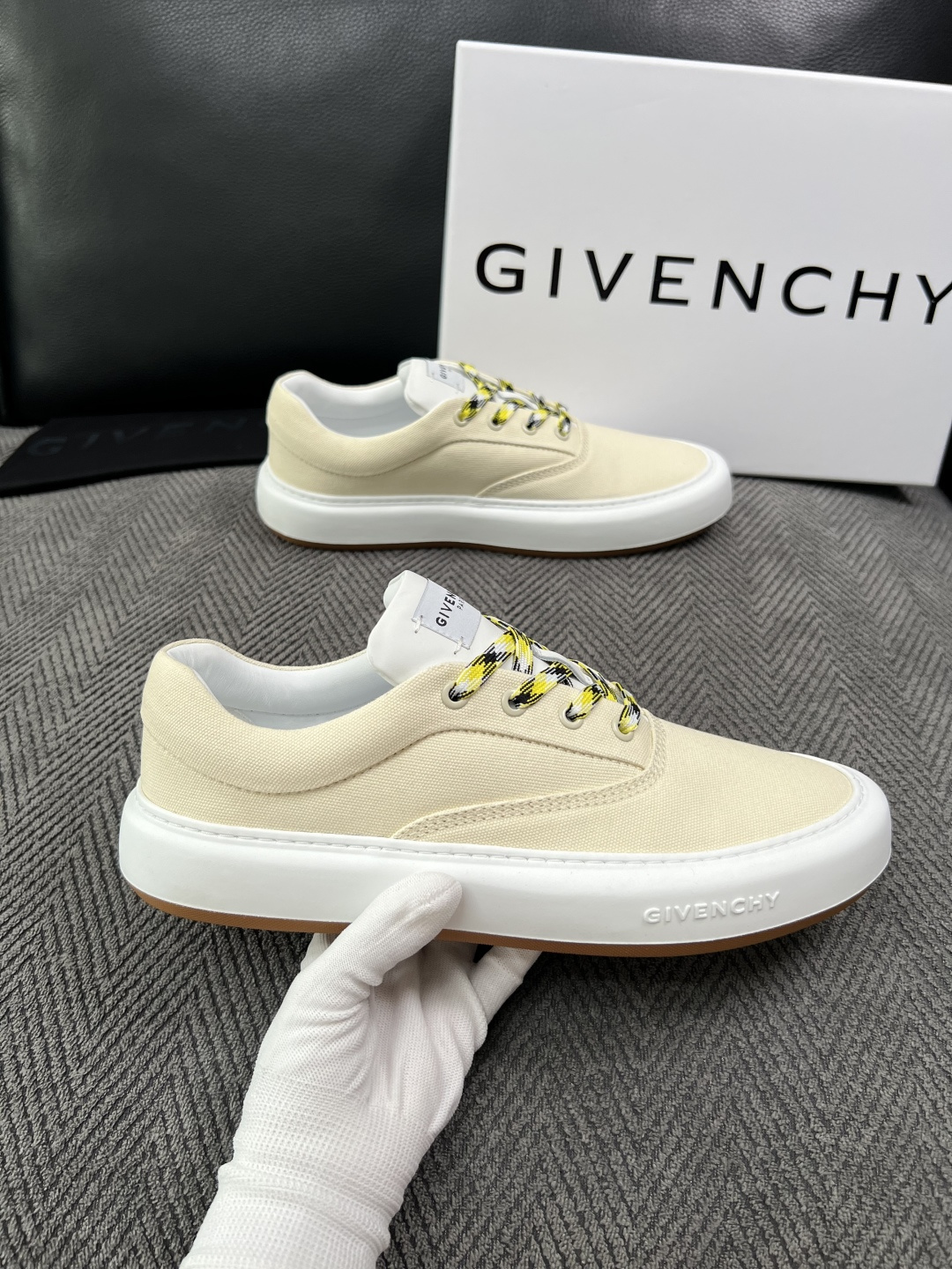 Givenchy 高品质  顶级工艺品  纪梵希  专柜同步原厂配置，意大利进口牛皮搭配面料，全鞋配件私模打造，柔软舒适