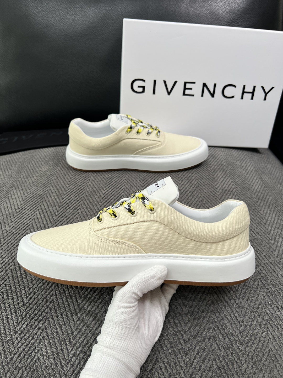 Givenchy 高品质  顶级工艺品  纪梵希  专柜同步原厂配置，意大利进口牛皮搭配面料，全鞋配件私模打造，柔软舒适