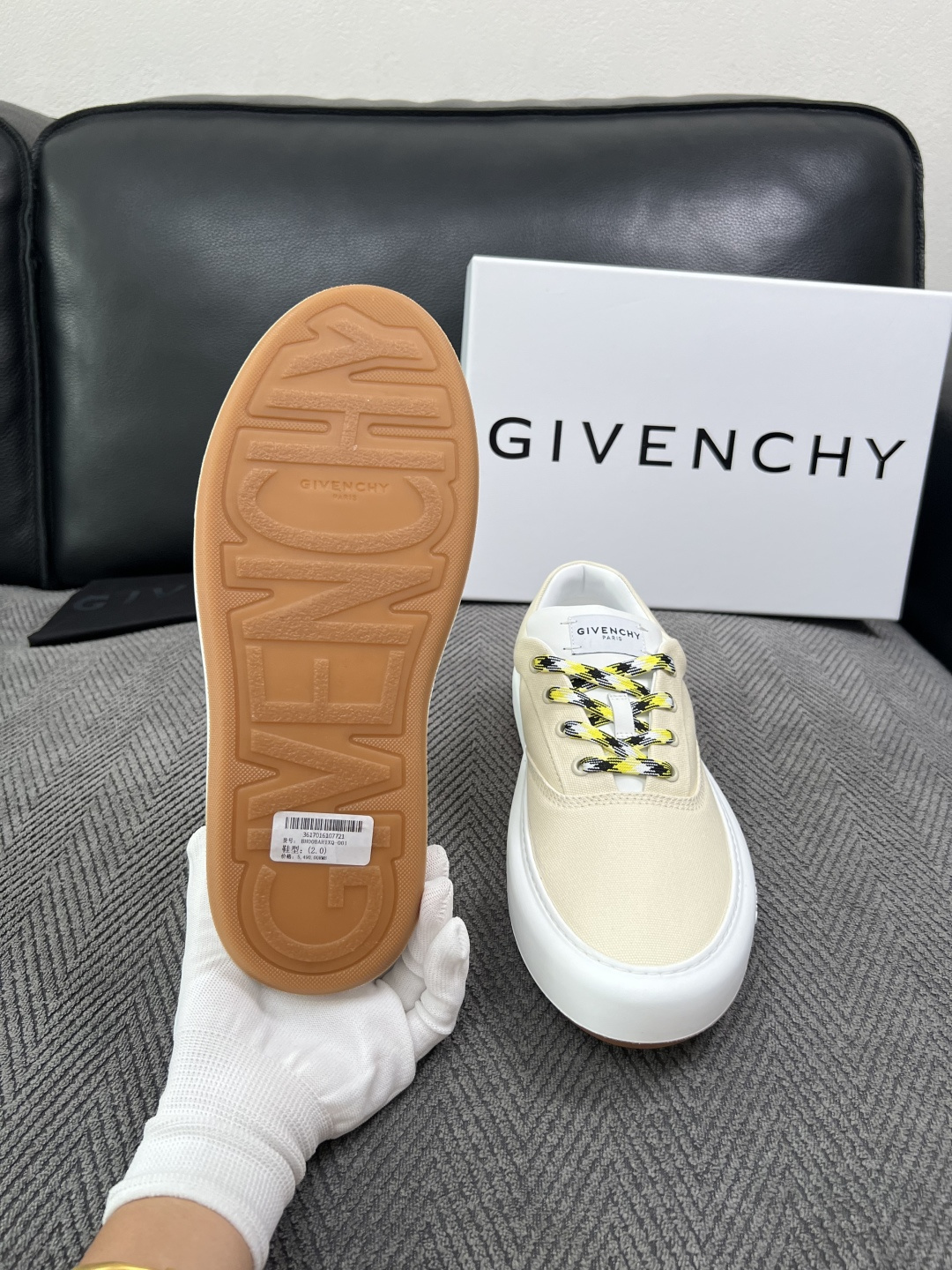 Givenchy 高品质  顶级工艺品  纪梵希  专柜同步原厂配置，意大利进口牛皮搭配面料，全鞋配件私模打造，柔软舒适