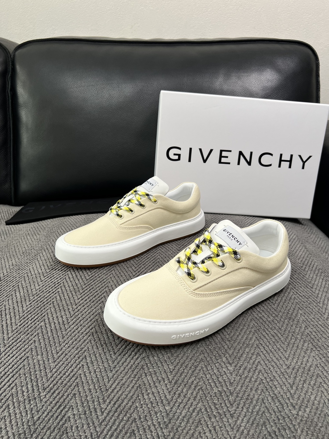 Givenchy 高品质  顶级工艺品  纪梵希  专柜同步原厂配置，意大利进口牛皮搭配面料，全鞋配件私模打造，柔软舒适