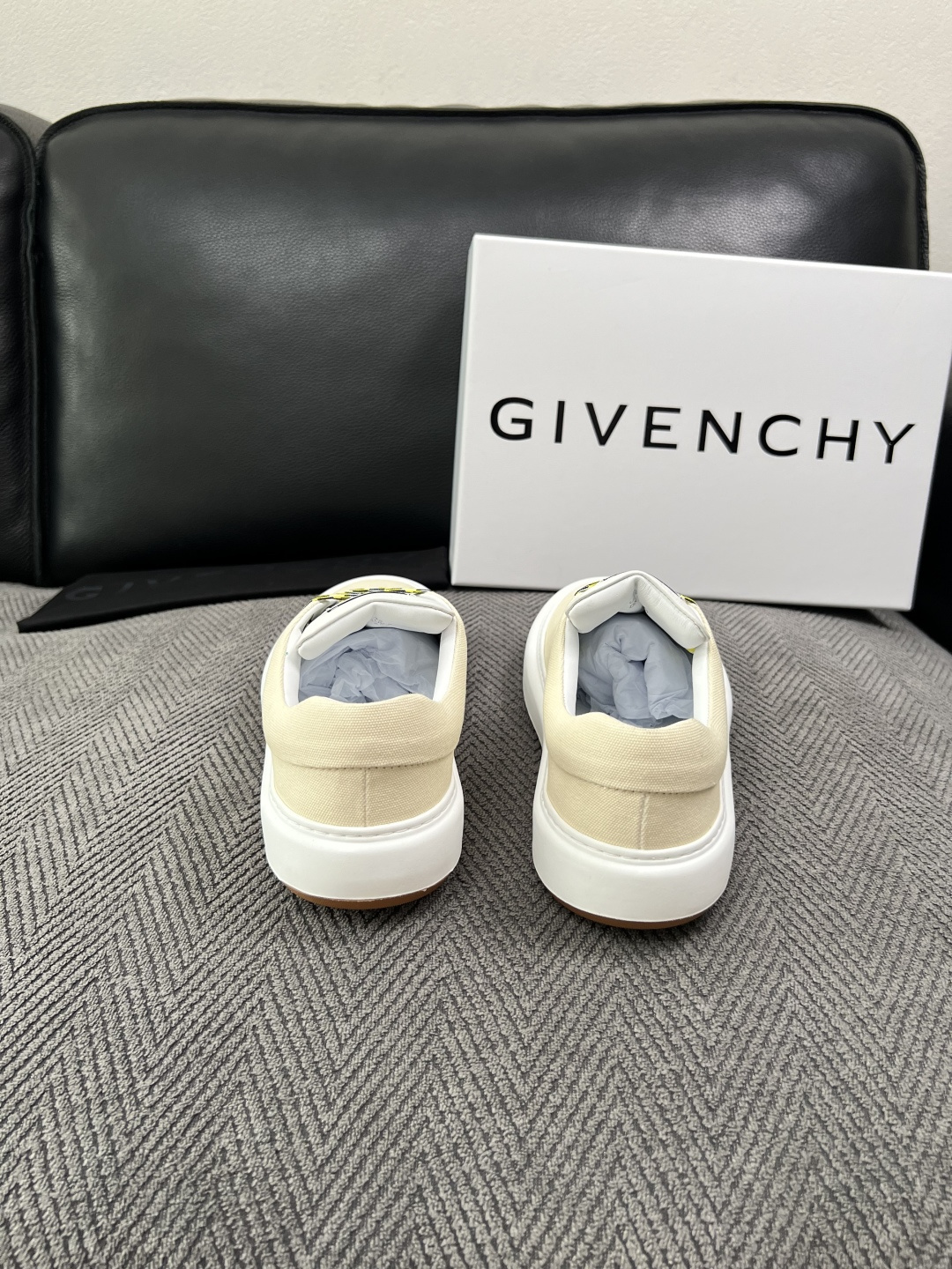 Givenchy 高品质  顶级工艺品  纪梵希  专柜同步原厂配置，意大利进口牛皮搭配面料，全鞋配件私模打造，柔软舒适
