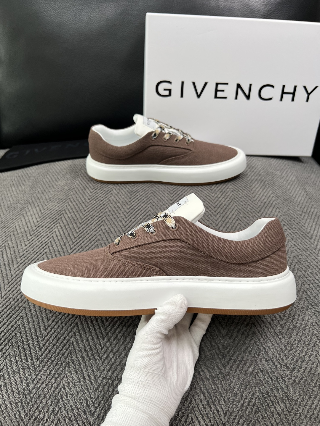 Givenchy 高品质  顶级工艺品  纪梵希  专柜同步原厂配置，意大利进口牛皮搭配面料，全鞋配件私模打造，柔软舒适