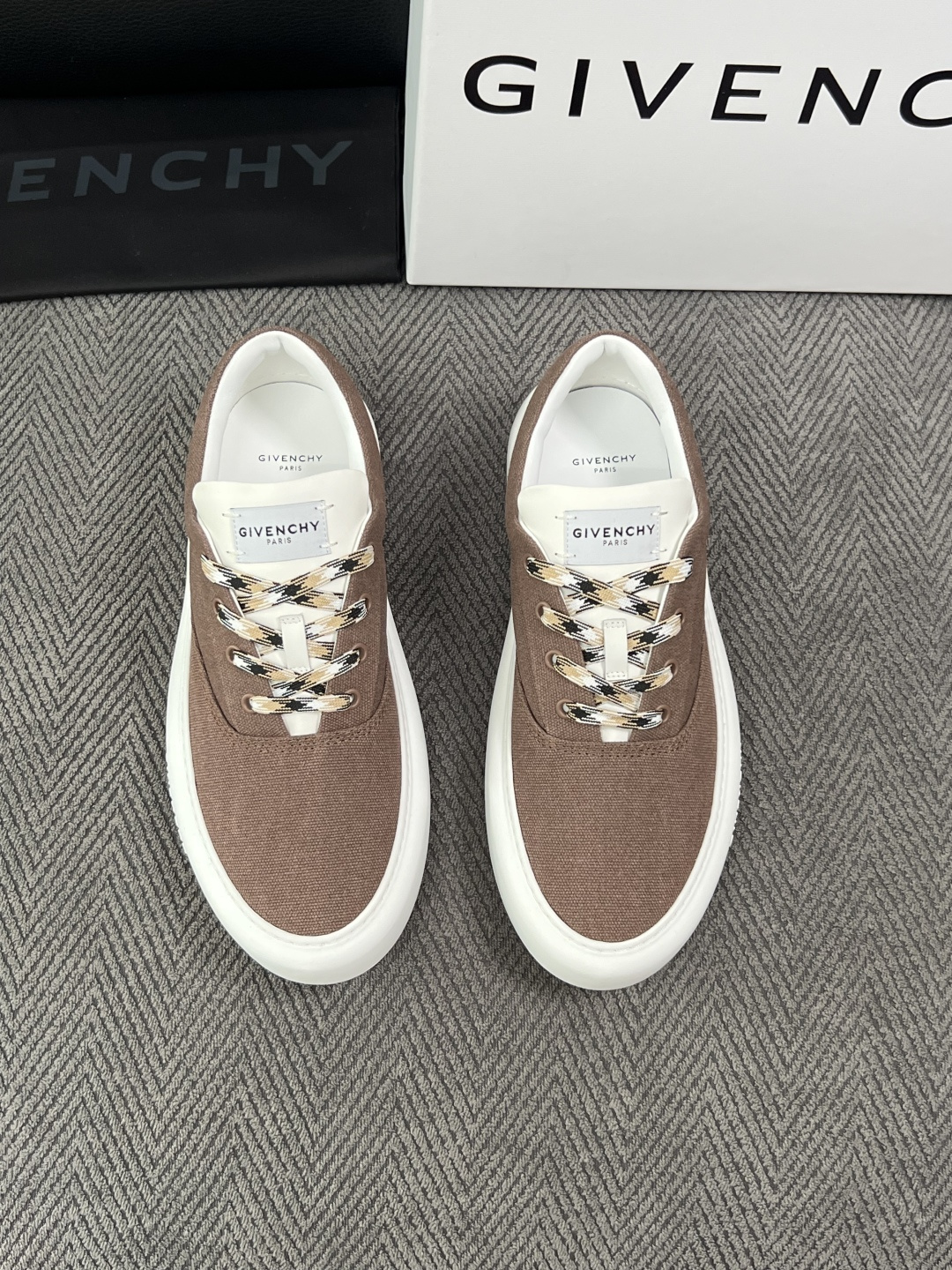 Givenchy 高品质  顶级工艺品  纪梵希  专柜同步原厂配置，意大利进口牛皮搭配面料，全鞋配件私模打造，柔软舒适