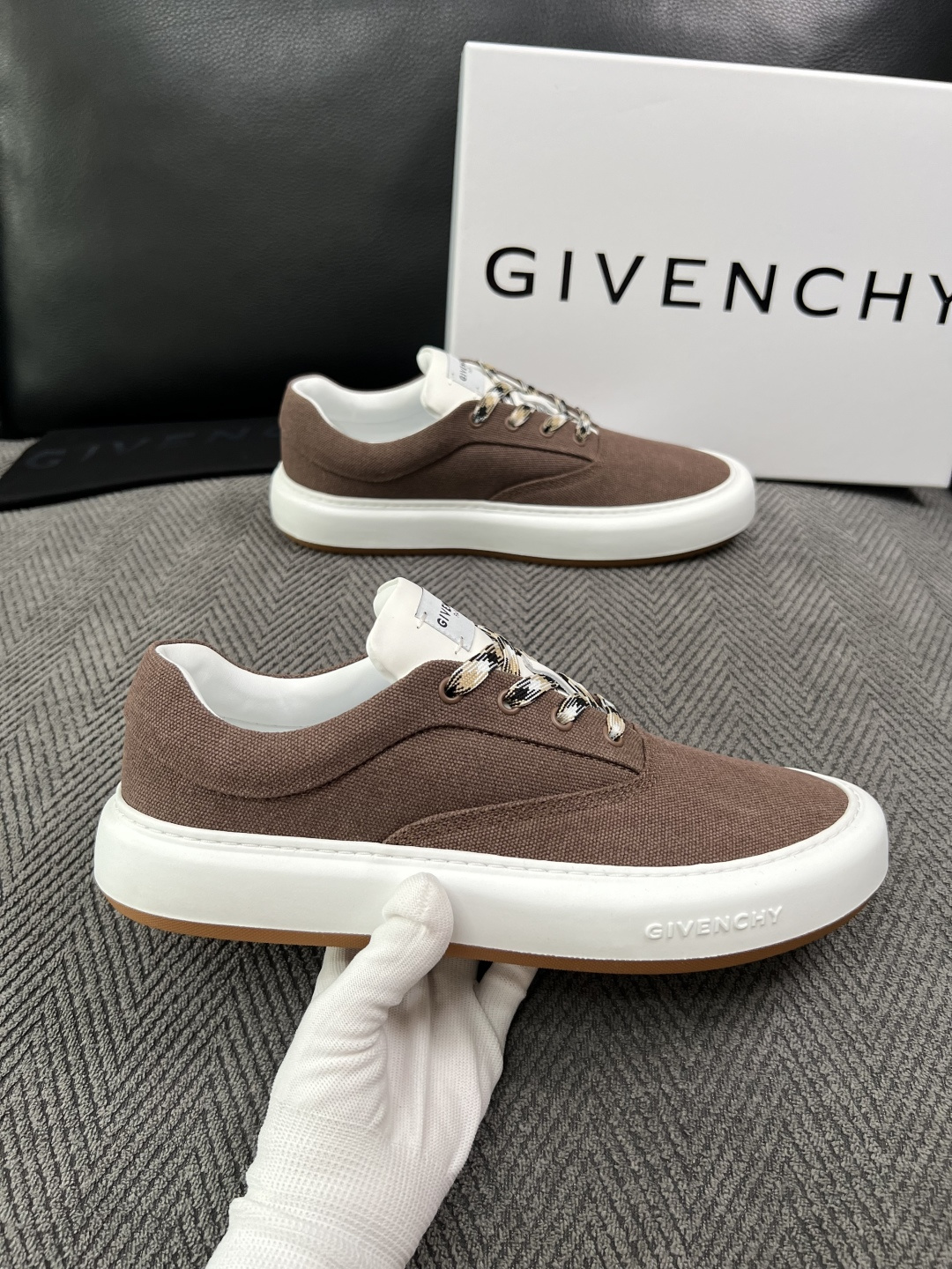 Givenchy 高品质  顶级工艺品  纪梵希  专柜同步原厂配置，意大利进口牛皮搭配面料，全鞋配件私模打造，柔软舒适